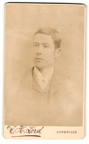 Fotografie R. H. Lord, Cambridge, Portrait Junge im Anzug mit Seitenscheitel