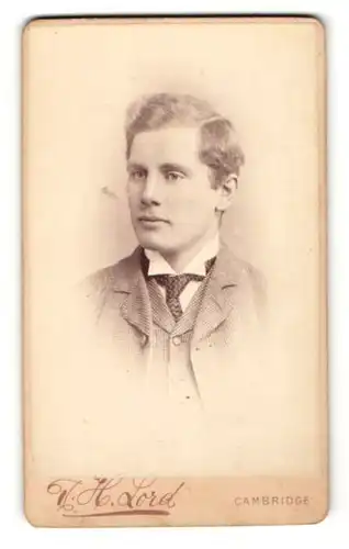 Fotografie R. H. Lord, Cambridge, Portrait junger Mann im Anzug mit Scheitel