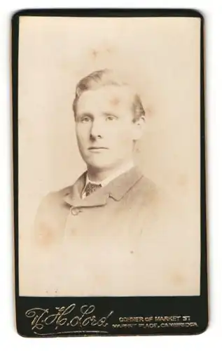 Fotografie R. H. Lord, Cambridge, Portrait Mann mit Scheitelfrisur im Anzug