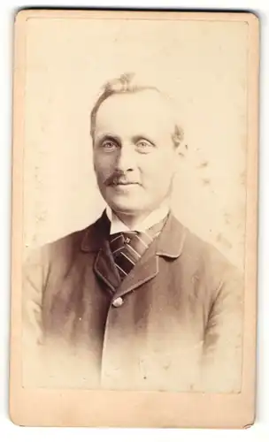 Fotografie J. R. Clarke, Yorks, Portrait Mann mit Schnurrbart und zurückgekämmten Haaren