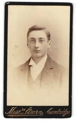 Fotografie Mess. Stearn, Cambridge, Portrait Mann mit Seitenscheitel und weisser Krawatte