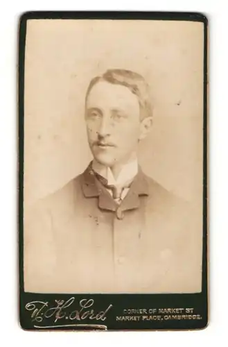 Fotografie R. H. Lord, Cambridge, Portrait charmanter Herr im Anzug mit Krawatte und Seitenscheitel