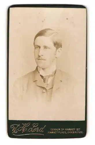 Fotografie R. H. Lord, Cambridge, Portrait bürgerlicher Herr im Anzug mit Krawatte und Seitenscheitel