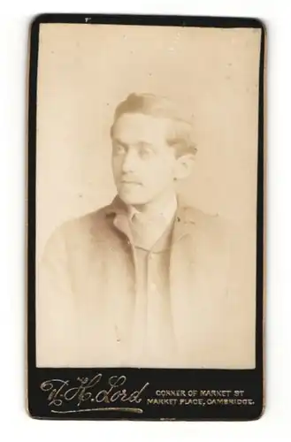 Fotografie R. H. Lord, Cambridge, Portrait junger Herr im Anzug mit Krawatte