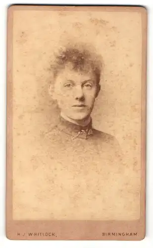 Fotografie H. J. Whitlock, Birmingham, Frau im Kleid mit lockigem Haar