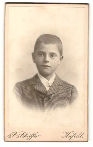 Fotografie P. Schiffer, Krefeld, Portrait kleiner Junge im Anzug mit Fliege