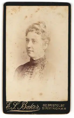 Fotografie E. S. Baker, Birmingham, Portrait bürgerliche Dame mit Hochsteckfrisur und Kragenbrosche