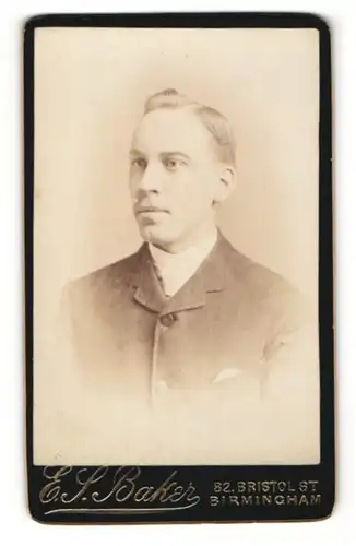 Fotografie E. S. Baker, Birmingham, Portrait charmanter Herr im Anzug mit Krawatte und Einstecktuch