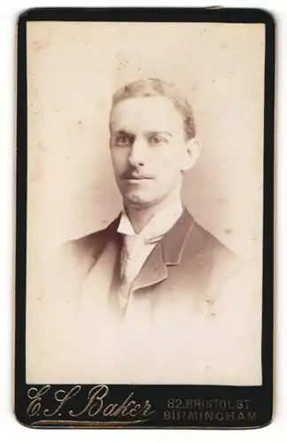Fotografie E. S. Baker, Birmingham, Portrait charmanter Herr im Anzug mit Krawatte