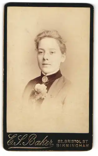 Fotografie E. S. Baker, Birmingham, Portrait junge Dame mit zurückgebundenem Haar