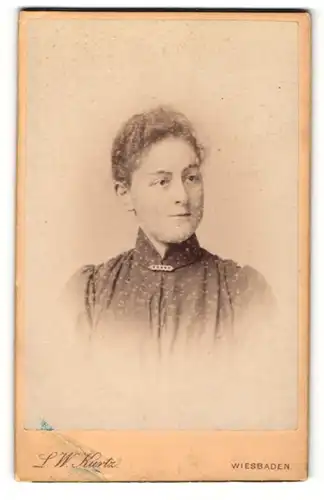 Fotografie L.W. Kurtz, Wiesbaden, Portrait junger Frau in dunkler Bluse