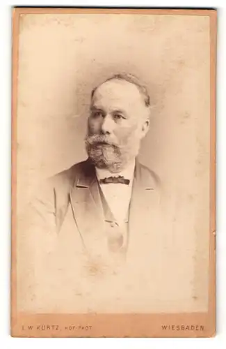 Fotografie L.W. Kurtz, Wiesbaden, Portrait älterer Herr mit Vollbart im Jacket