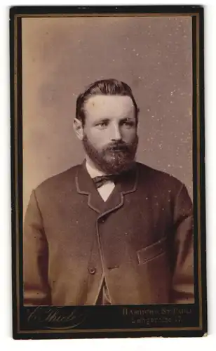 Fotografie C. Thiele, Hamburg, Portrait bürgerlicher Herr mit Fliege und Vollbart