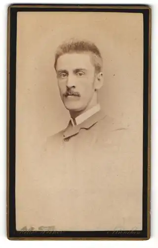 Fotografie Franz Werner, München, Portrait bürgerlich gekleideter Herr mit Schnurrbart