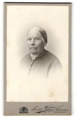 Fotografie Franz Werner, München, Portrait ältere Dame mit Haarnetz und Kragenbrosche