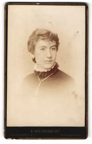 Fotografie E. Rheinstaedter, Frankfurt a / M., Portrait bürgerliche Dame in hübscher Kleidung mit Halskette
