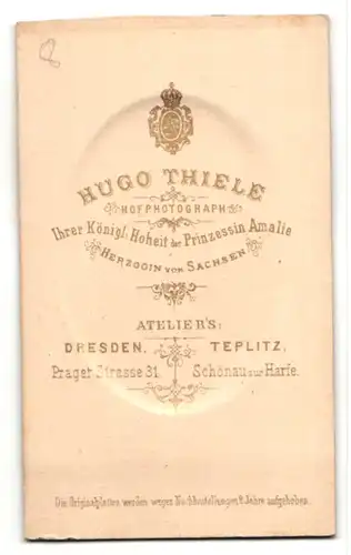 Fotografie Hugo Thiele, Dresden, Portrait junge Dame mit Hochsteckfrisur und Kreuzkette