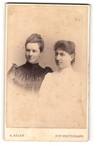 Fotografie A. Adler, Dresden, Portrait zwei bürgerliche Damen in hübschen Kleidern