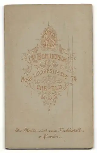 Fotografie P. Schiffer, Crefeld, Portrait älterer Herr mit Vollbart und Krawatte