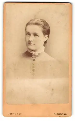 Fotografie Byrne & Co, Richmond, Portrait schöne Dame in grauer Bluse