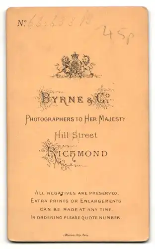 Fotografie Byrne & Co, Richmond, Portrait schöne Dame in grauer Bluse