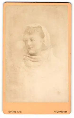 Fotografie Byrne & Co, Richmond, Portrait betagte Dame mit weissem Tuch auf dem Kopf