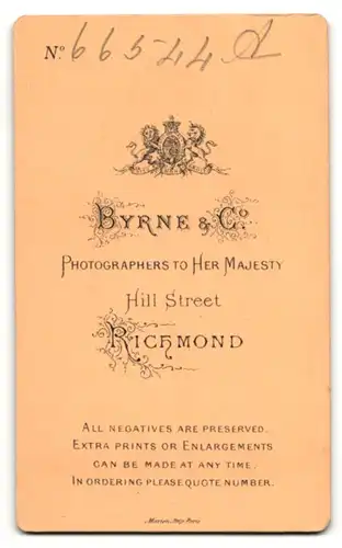 Fotografie Byrne & Co, Richmond, Portrait betagte Dame mit weissem Tuch auf dem Kopf