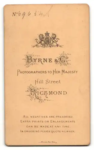 Fotografie Byrne & Co, Richmond, Portrait hübsche blonde Dame mit Brosche am Kragen