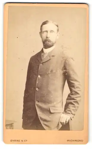 Fotografie Byrne & Co, Richmond, Portrait eleganter Herr mit Vollbart