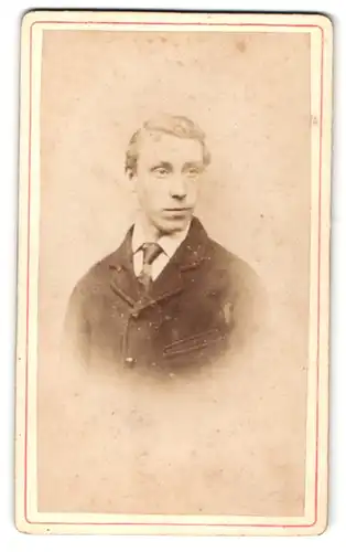 Fotografie W. Pugh, Cambridge, Mann mit Seitenscheitel Im Anzug mit Krawatte