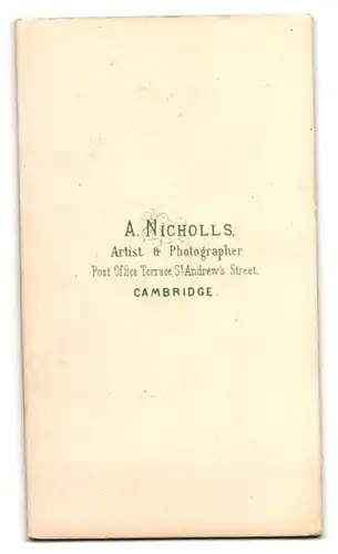 Fotografie A. Nicholls, Cambridge, Mann mit zurückgekämmten Haaren und Schnurrbart