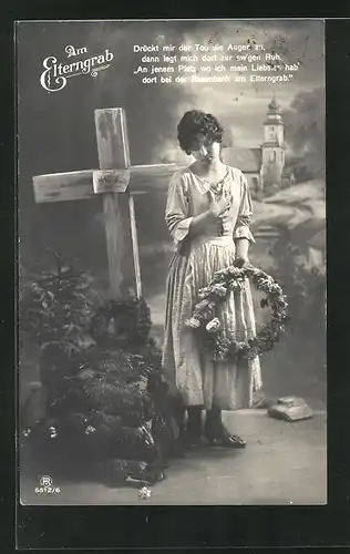 AK trauernde Dame hält Blumenkranz in der Hand am Elterngrab