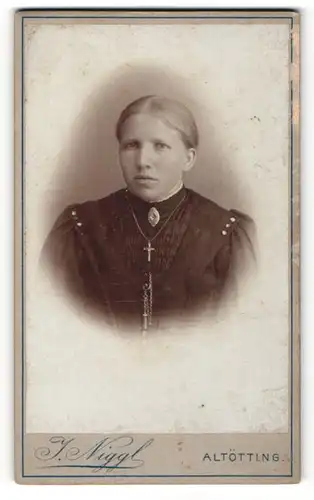 Fotografie J. Niggl, Altötting, Portrait bürgerliche Dame mit zurückgebundenem Haar und Kreuzkette