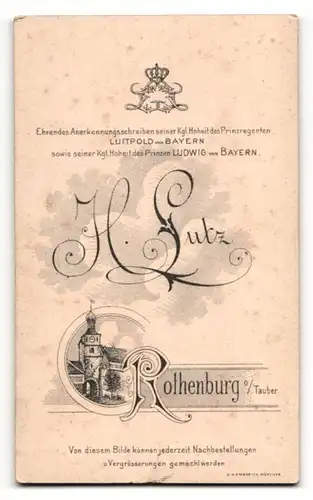 Fotografie Heinrich Lutz, Rothenburg o/Tauber , Junge Frau mit dunklen Haaren hält sich an verzierter Rückenlehne fest