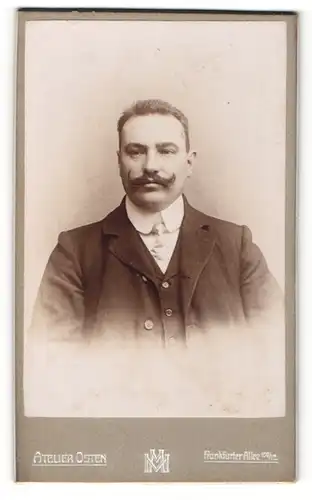 Fotografie Atelier Osten, Berlin, Mann mit markantem Schnauzbart welcher nach oben verzwirbelt ist