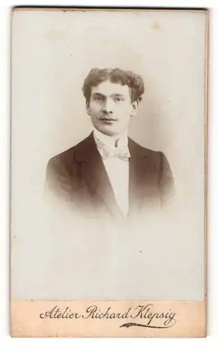 Fotografie Richard Klepsig, Hildesheim, Mann mit lockigen Haaren und Mittelscheitel