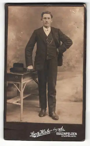 Fotografie Leon Haberland, Eggenfelden, Gut gekleideter Mann mit sichtbarer Taschenuhrkette