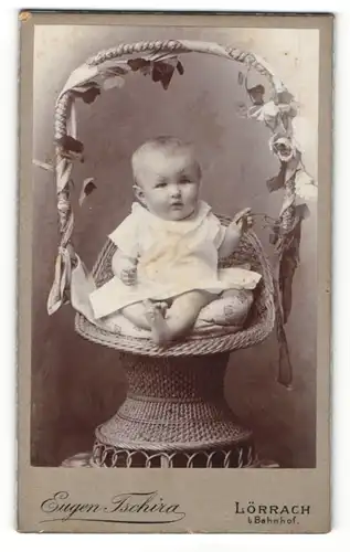 Fotografie Eugen Tschia, Lörrach, Baby sitzt auf Stuhl aus geflochtener Weide