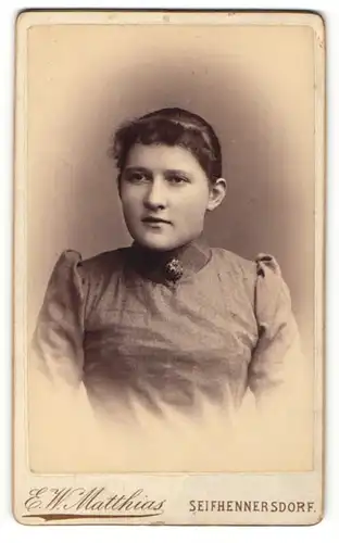 Fotografie E. W. Matthias, Seifhennersdorf, Portrait junge Dame mit zurückgebundenem Haar