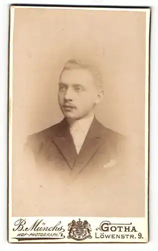 Fotografie B. Münchs, Gotha, Portrait junger Herr im Anzug mit Krawatte und Einstecktuch