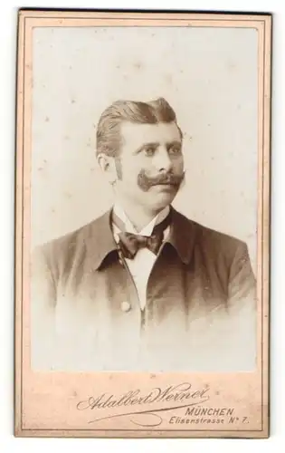 Fotografie Adalbert Werner, München, Portrait bürgerlicher Herr im Anzug mit Fliege und Schnauzbart