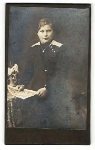 Fotografie Hans Strauss, Altötting, Portrait hübsch gekleidete Dame mit Zeitung an Tisch gelehnt