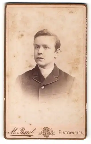 Fotografie M. Barol, Elsterwerda, Portrait junger Herr im Anzug mit Seitenscheitel