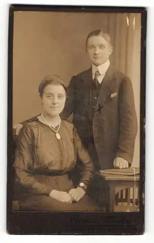 Fotografie Ernst Wilke, Goslar, Junge Frau mit Halskette und Uhr sitzt vor einem jungen Mann welcher seinen Arm abstützt
