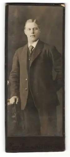 Fotografie Hanse Strauss, Altötting, Herr mit blonden seitlich gescheitelten Haaren und dunkler Jacke trägt Krawatte