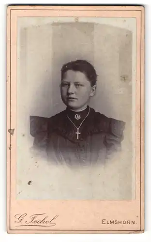 Fotografie G. Techel, Elmshorn, Portrait junge Frau mit Halskette in dunklem Kleid