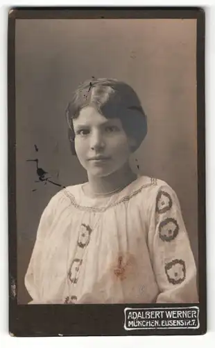 Fotografie Adalbert Werner, München, Portrait Mädchen mit gemachtem Haar und Halskette in hellem Kleid