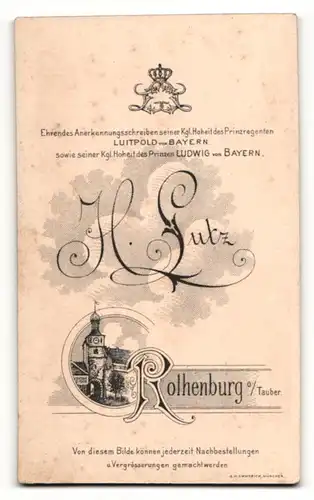 Fotografie Heinrich Lutz, Rothenburg, Portrait Mann mit kurzen Haaren im Anzug mit Fliege