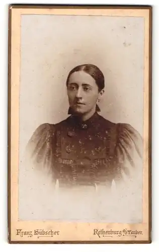 Fotografie Franz Hübscher, Rothenburg, Portrait Frau mit zurückgebundenen Haaren in dunklem Kleid