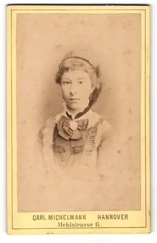 Fotografie Carl Michelmann, Hannover, Portrait junge Dame in hübscher Kleidung mit Amulett